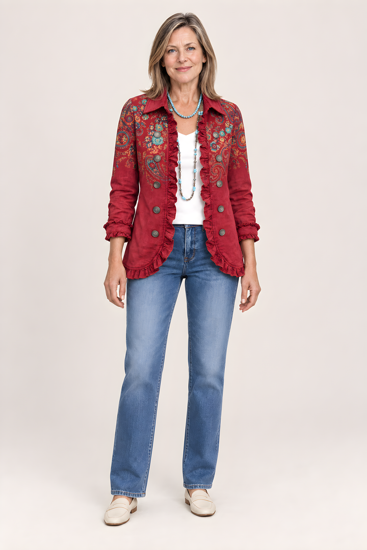 Veste Fayrene Bohème Paisley à Volants en Rouge, vue en pied, studio